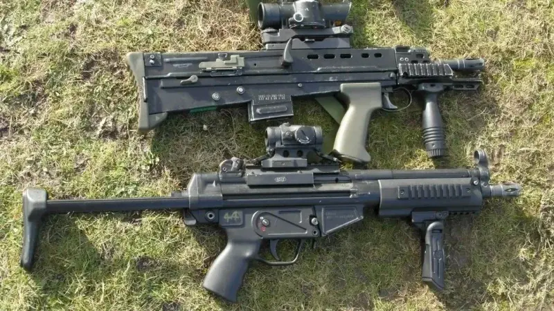 L22A2 carbine & MP5 submachine gun