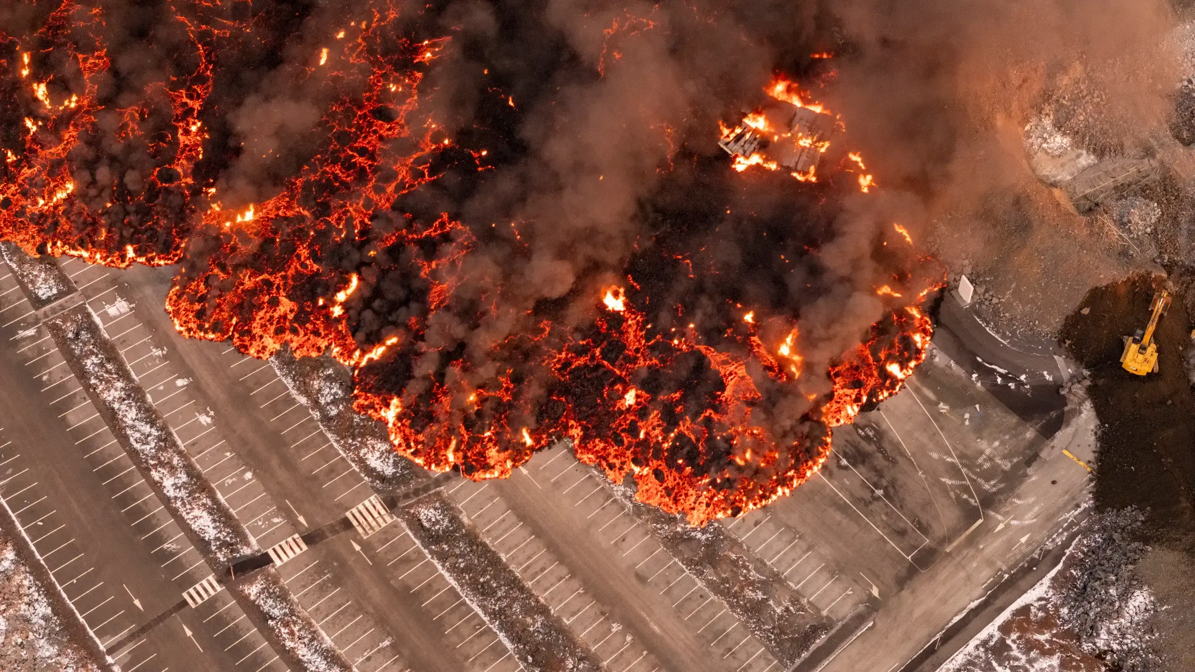 Lava flowing over the Blue Lagoon parking lot | RÚV – Ragnar Visage